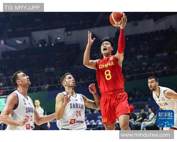中国男篮队迎战塞尔维亚全力以赴争夺胜利展现团队精神与拼搏意志